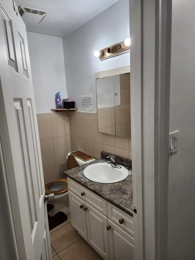 Nice room, utilities incl. avail now or May 1, Wilson & Bathurst - Photo 7