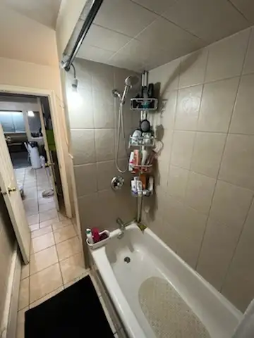 Nice room, utilities incl. avail now or May 1, Wilson & Bathurst - Photo 8