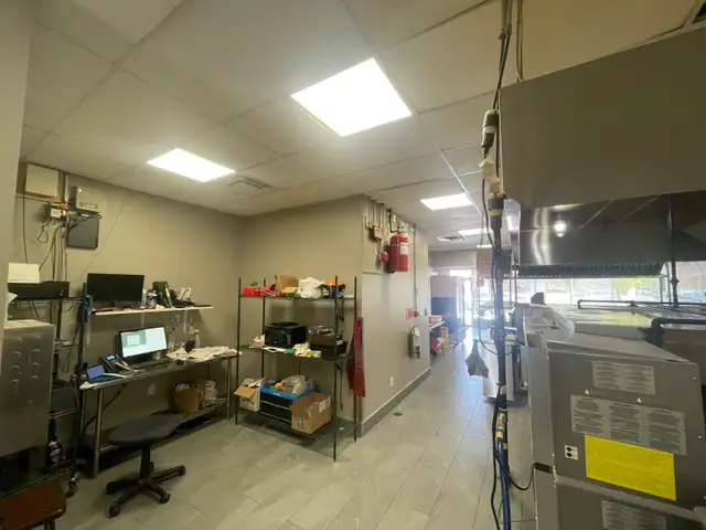 Papa John' Pizza for Sale - Photo 5