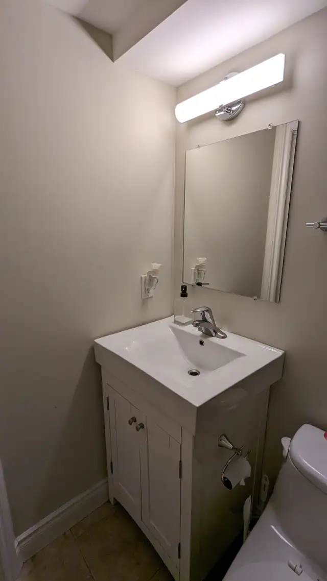 Beautiful 2 Bedroom Basement Apt. - Private Laundry - Patio - Photo 7