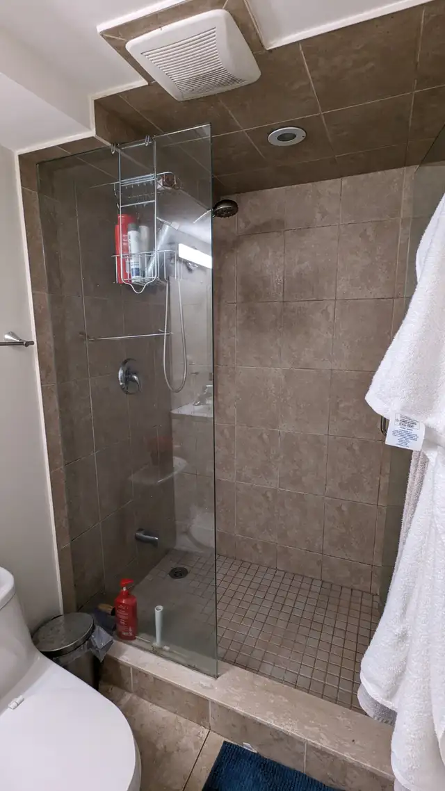 Beautiful 2 Bedroom Basement Apt. - Private Laundry - Patio - Photo 8