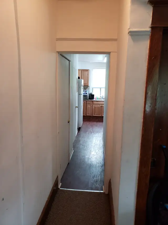 Nice large room all incl. avail now or May 1, Christie-St. Clair - Photo 3