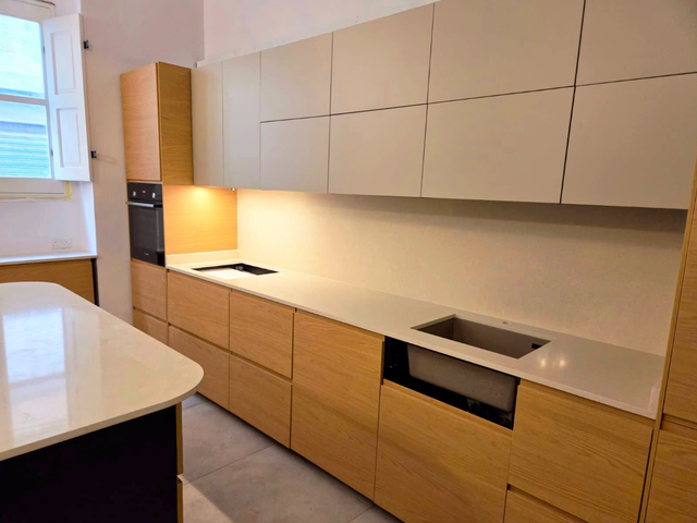 White Quartz Countertop with Plain White