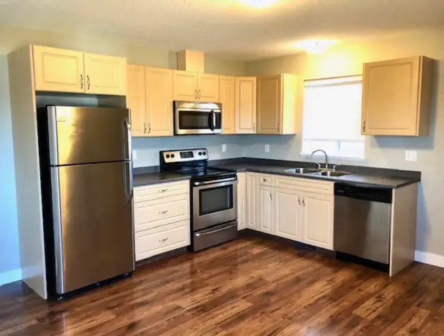 3 Bedroom Home | Gsrage  | Large Fenced Yard | Great Locat - Photo 2