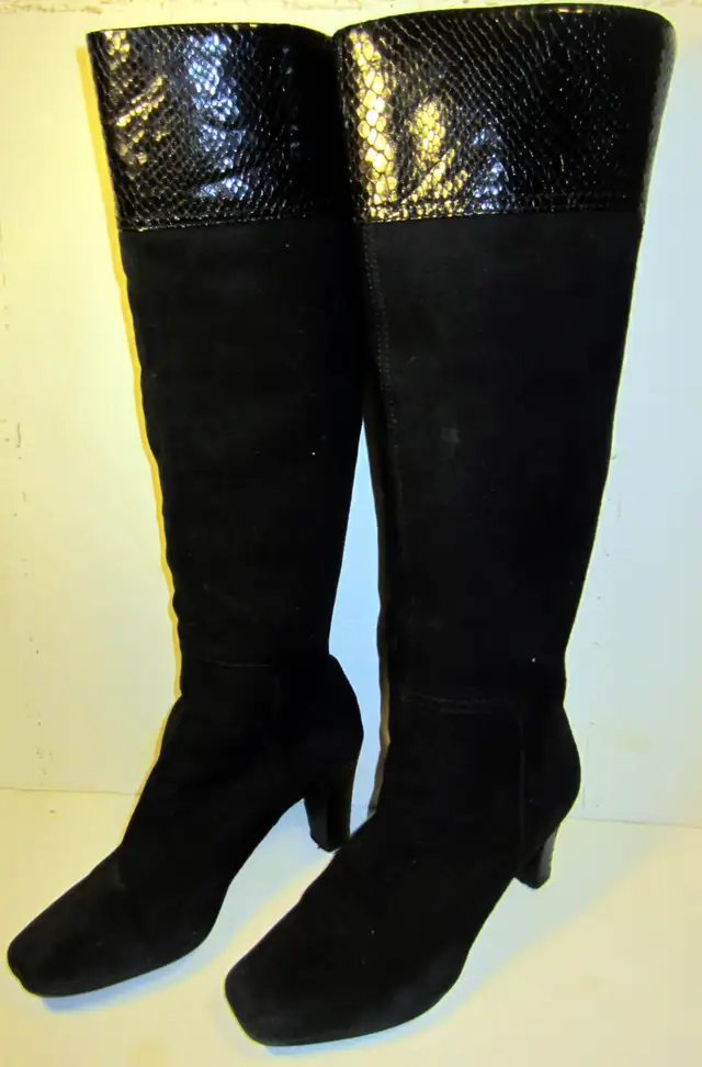 Woman’s Bandolino Back Zippered Suede Boots