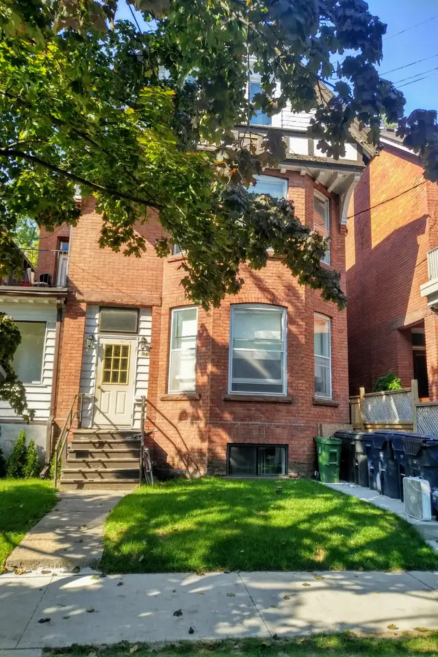 Annex Bright 3 Bedroom 3 Bathroom shared yard June 1st