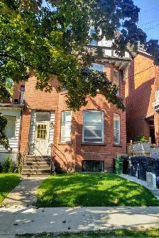 Annex Bright 3 Bedroom 3 Bathroom shared yard June 1st