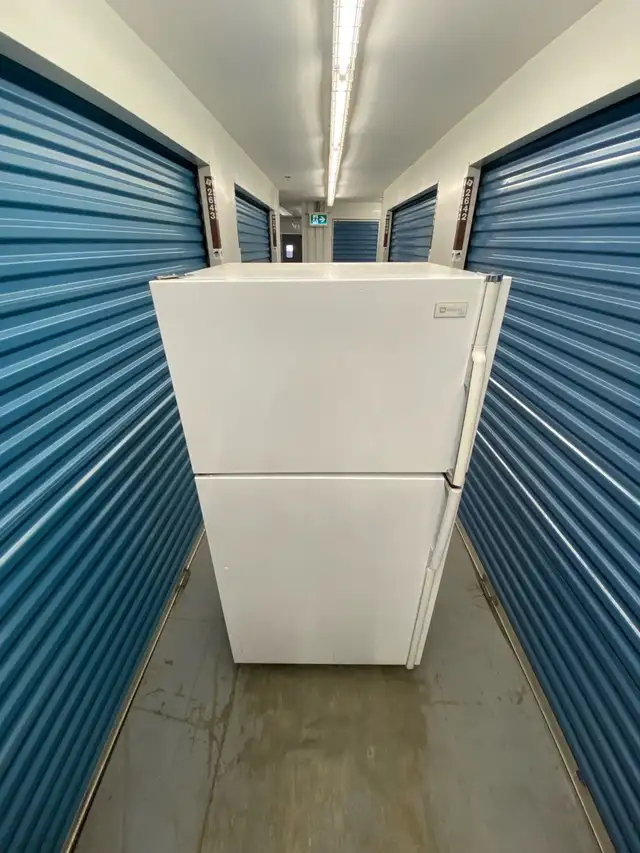 WHITE MAYTAG REFRIGERATOR - Photo 2