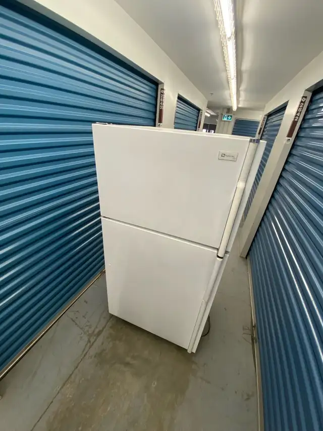 WHITE MAYTAG REFRIGERATOR - Photo 3