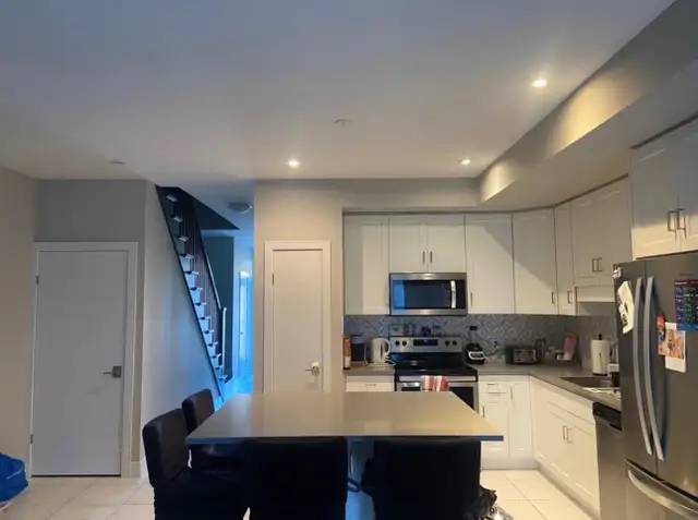 Very High End Student Bedroom Available in an All Female Home! - Photo 5