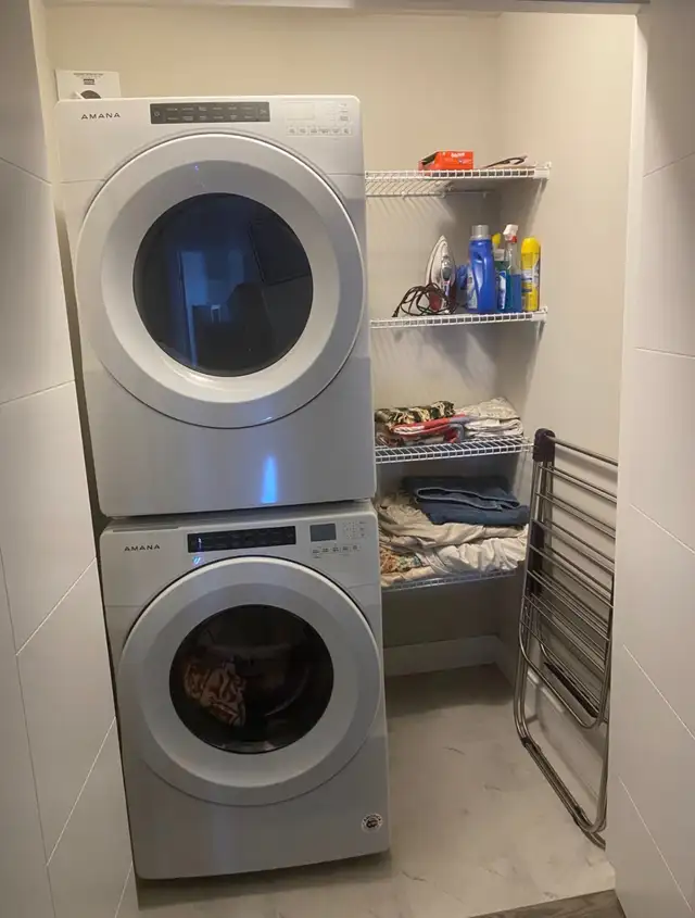 Very High End Student Bedroom Available in an All Female Home! - Photo 7