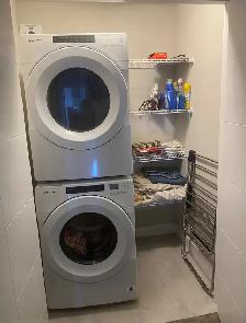 Very High End Student Bedroom Available in an All Female Home! - Photo 7