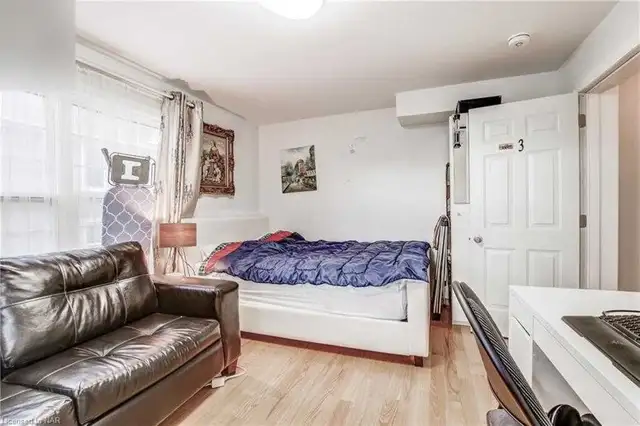 BRIGHT AND SPACIOUS ROOM FOR RENT IN WELLAND - Photo 3