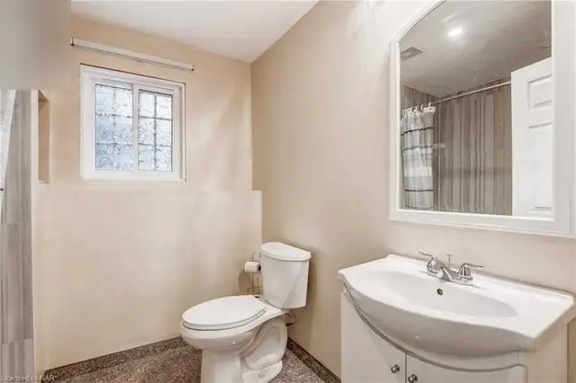 BRIGHT AND SPACIOUS ROOM FOR RENT IN WELLAND - Photo 4