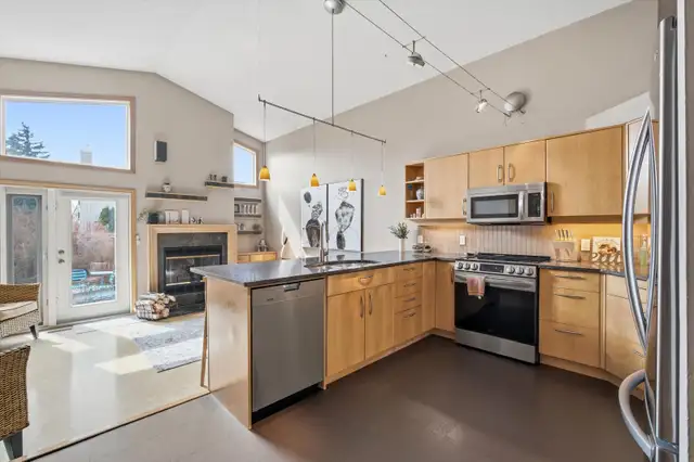 FOR SALE: Spacious Bungalow in Lake Community - Photo 4