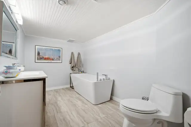 FOR SALE: Spacious Bungalow in Lake Community - Photo 10