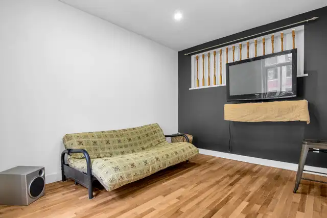 Location!! With new appliances, 2bdr, close to metro, renovated - Photo 3