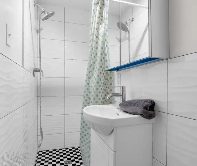 Location!! With new appliances, 2bdr, close to metro, renovated - Photo 9