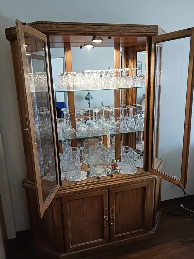 VAISSELLE EN CRISTAL & VAISSELLIER IMPECCABLE FAIT AU CANADA