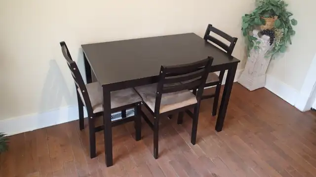 table and chairs - Photo 7