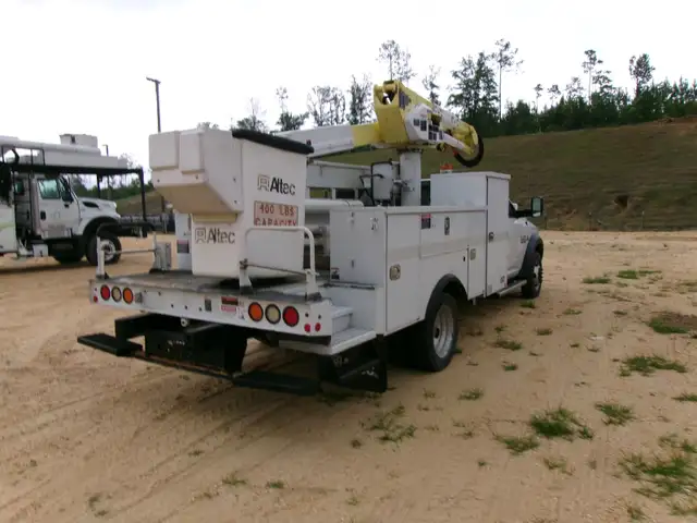 2015 Dodge Ram 5500 Altec AT40G Bucket Truck - Photo 3