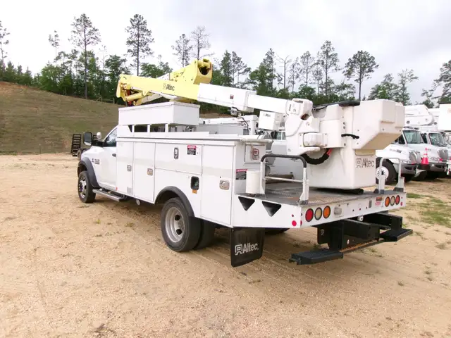 2015 Dodge Ram 5500 Altec AT40G Bucket Truck - Photo 4