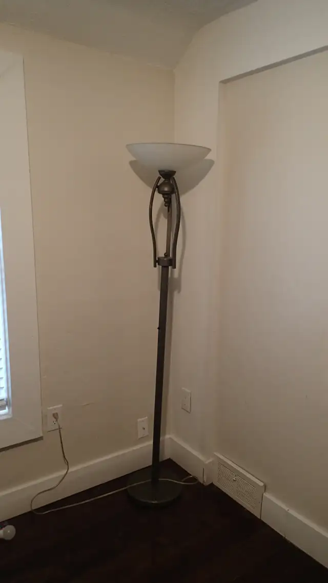 floor lamp - Photo 2