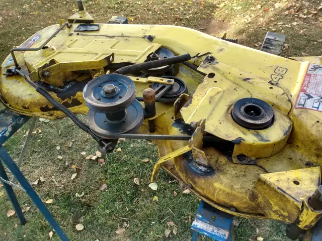 John Deere 320 garden tractor STRIPPED FOR PARTS! - Photo 3