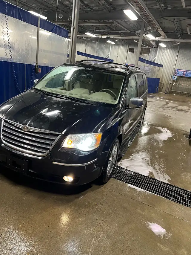 2010 Chrysler Town & Country - Photo 3