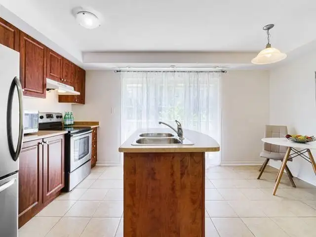 Bright & beautiful 2 bed, 2.5 bath townhouse for rental - Photo 3