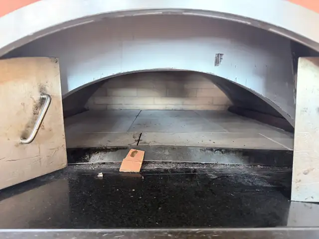 Commercial Pizza Oven – Wood/Gas Style – Restaurant Equipment - Photo 3