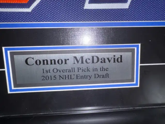 framed/signed Mcdavid jersey - Photo 3