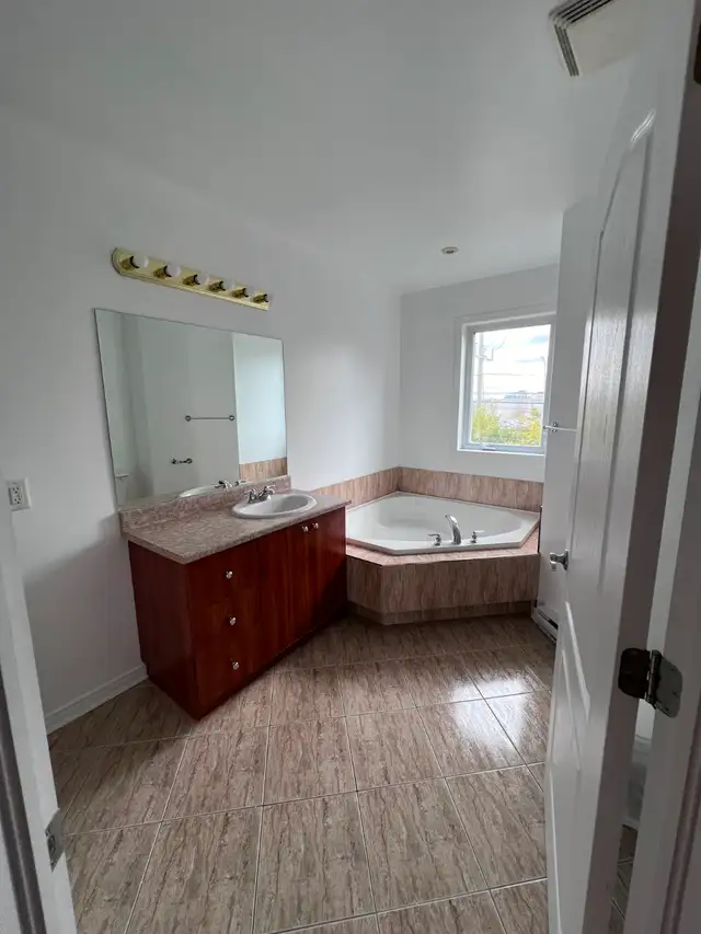 Magnifique condo 4 1/2 en plein coeur de Laval - Photo 9