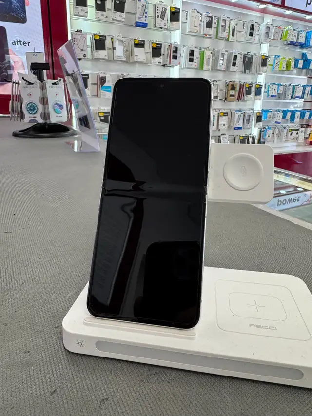 Unlocked Samsung Galaxy Z flip 5 with 1 year warranty! - Photo 2