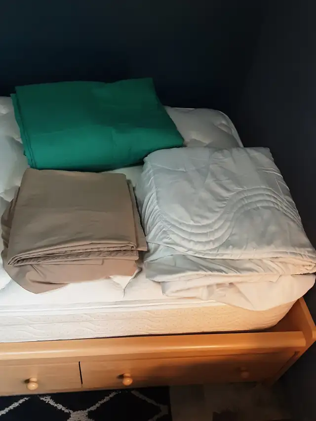 Lit simple   matelas   contours - Photo 3