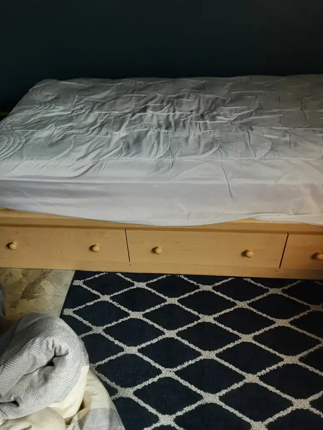 Lit simple   matelas   contours - Photo 6