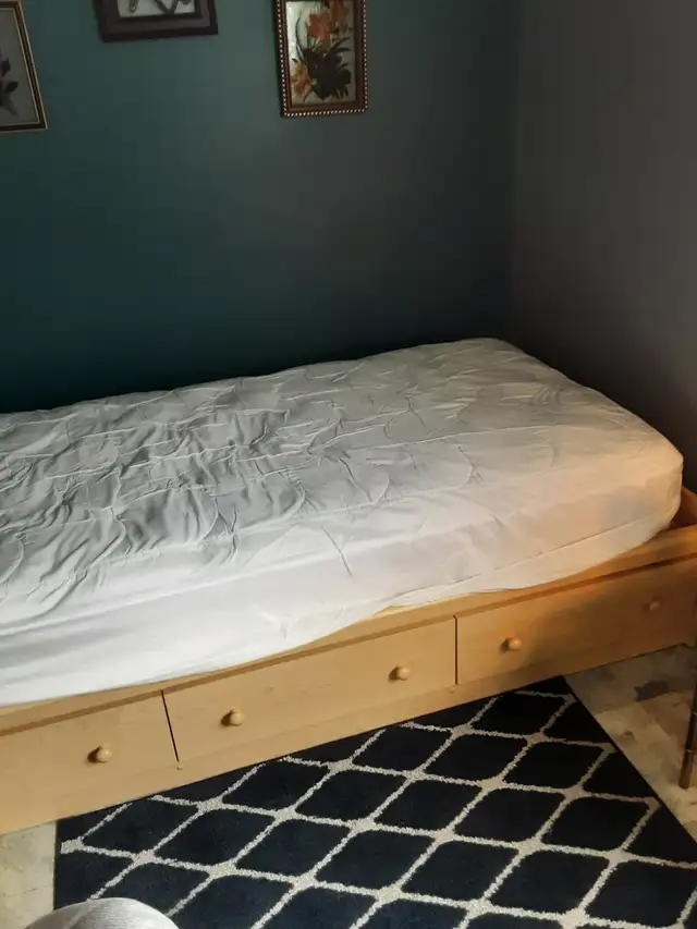 Lit simple   matelas   contours - Photo 7