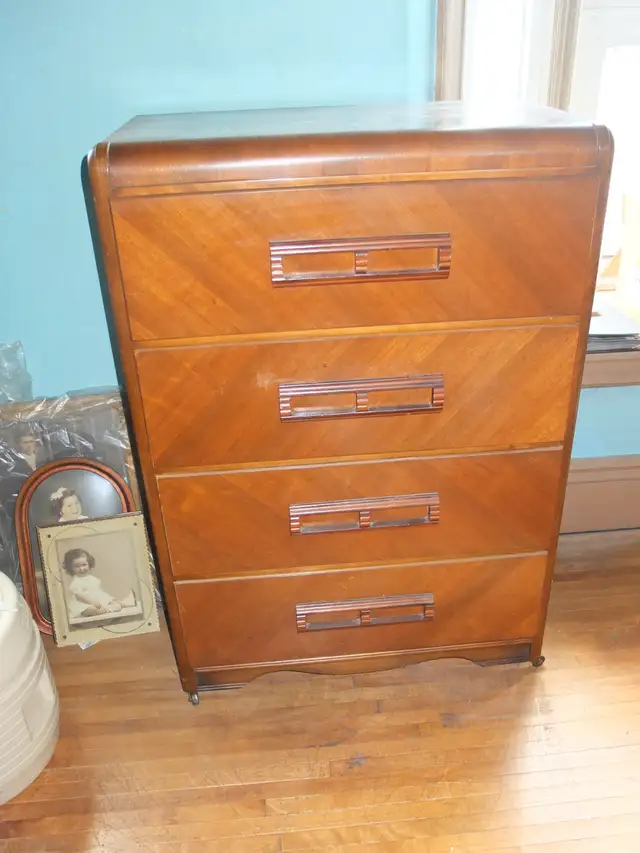 4-DRAWER CHEST of DRAWERS