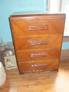 4-DRAWER CHEST of DRAWERS