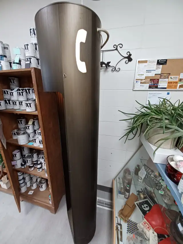 Vintage Pay Phone Booth - Photo 2