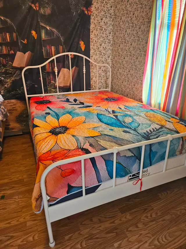 Queen Bed and Two night stand - Photo 3