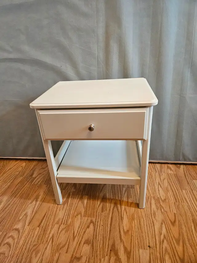 Queen Bed and Two night stand - Photo 4