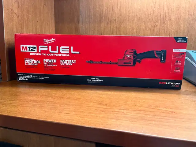 MILWAUKEE  M12  FUEL  8'  BLADE  HEDGE  TRIMMER  KIT
