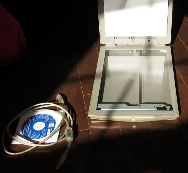 Canon Flatbed Scanner - Photo 2