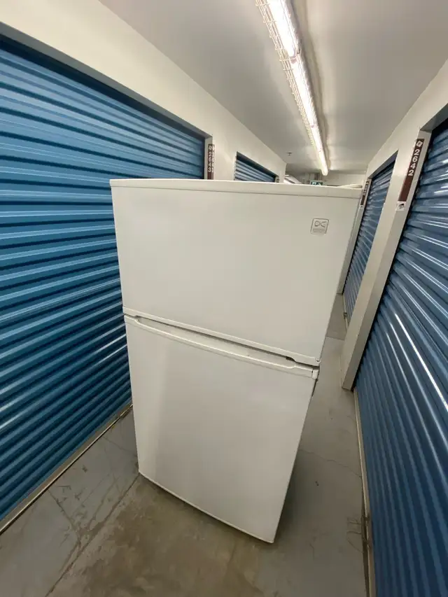 TOP FREEZER REFRIGERATOR