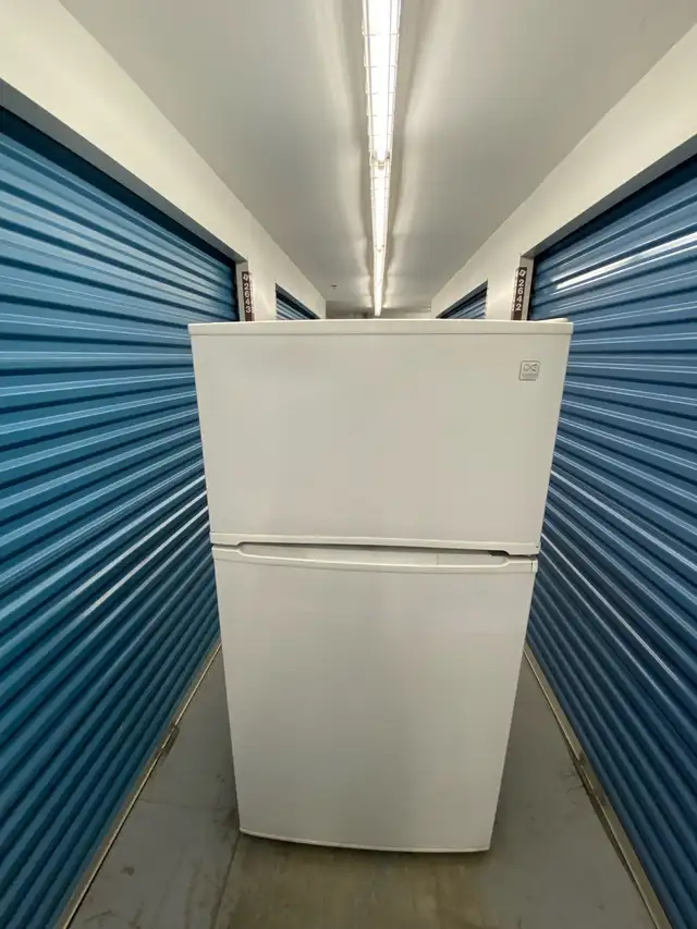 TOP FREEZER REFRIGERATOR - Photo 2
