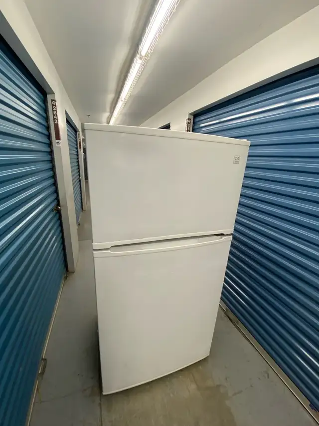 TOP FREEZER REFRIGERATOR - Photo 8