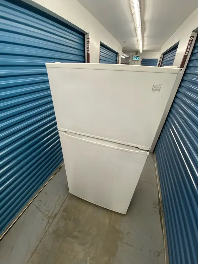 TOP FREEZER REFRIGERATOR - Photo 9