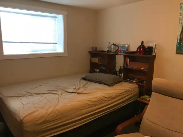 Available now c-train Mall university close downtown one room - Photo 4