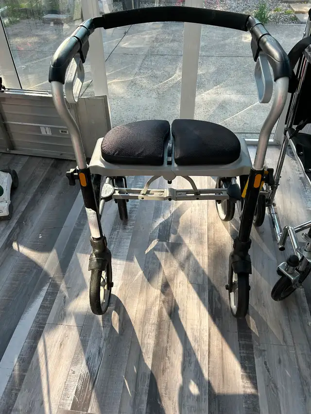 Rolater/Walker and wheelchair - Photo 2